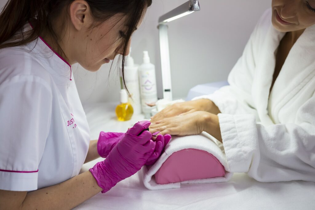 Manicure Semipermanente a Vimercate: quanto dura e come mantenerla perfetta